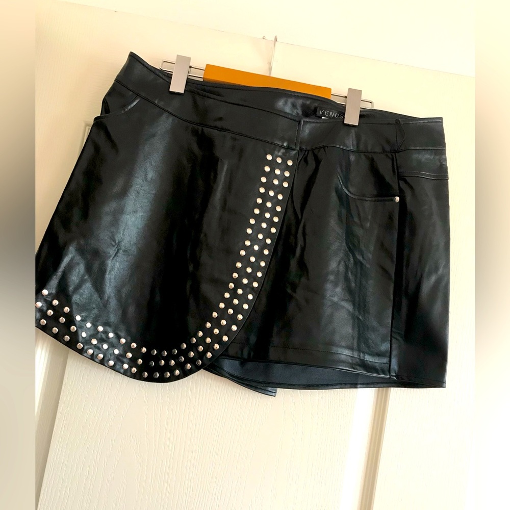 Venus, Ladies, Faux, Black Leather, Stud Embellished Skort.  Extra Large. NEW